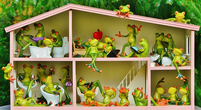 Une maison de poupée peuplée de grenouilles. Source : Frogs Fun House Residents, by Alexa, from Pixabay