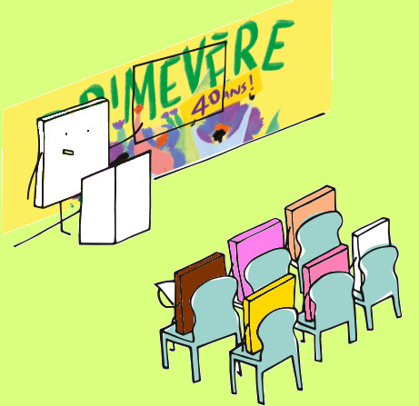 une scène de conférence : un personnage debout derrière un pupitre, pointant du bras gauche un écran derrière lui et faisant face à des personnages assis sur des chaises.