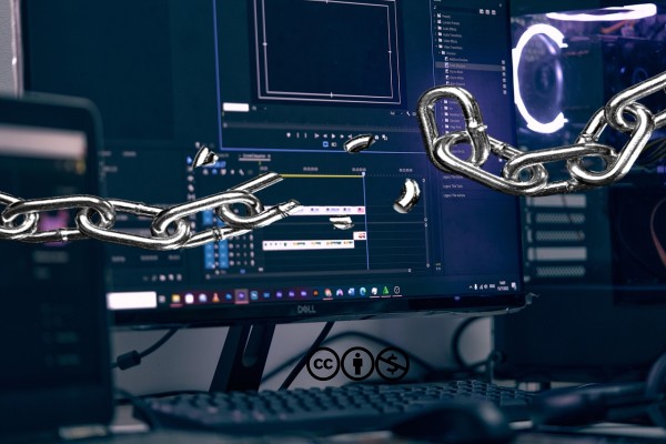 Un logiciel de montage vidéo sur l'écran d'un pc de bureau. Au premier plan : une chaine qui se brise !