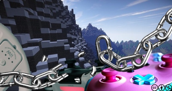 image sur 3 plans. Au fond : montagnes de Minecraft. Au plan central des manettes de wii, ps4 et xbox. Au 1er plan : une chaine qui se brise et les picto CC BY NC.